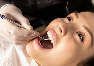 una persona en consulta con el odontologo