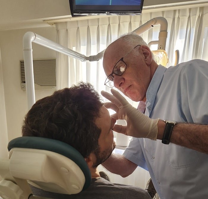 doctor soto en consultorio